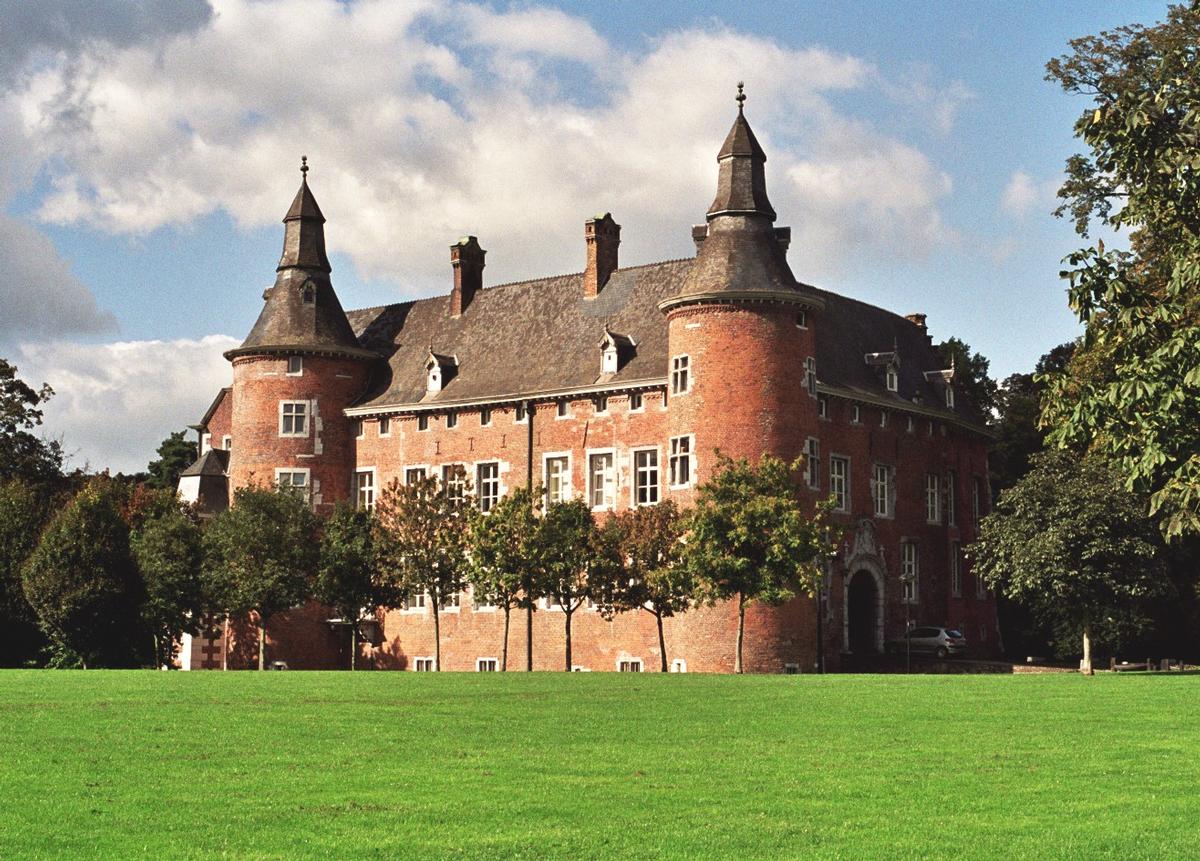 Le château de Monceau, à Monceau-sur-Sambre (commune de Charleroi): les façades sud et est 