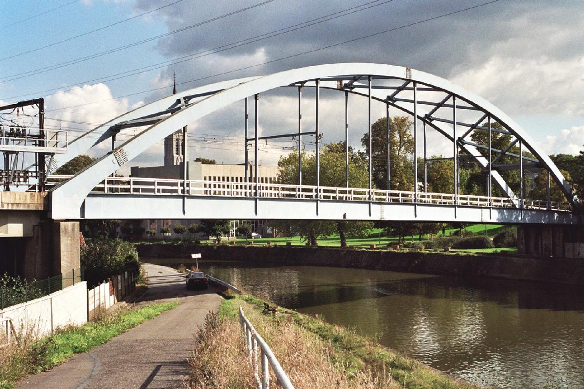 Le pont métallique du métro de Charleroi sur la Sambre à Monceau-sur-Sambre (commune de Charleroi) 