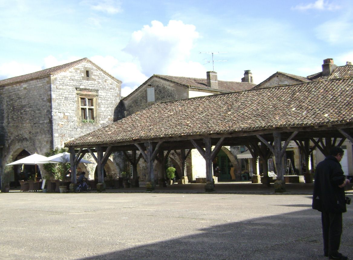Les halles anciennes et leur charpente, sur la place des Cornières de Monpazier (Dordogne) 