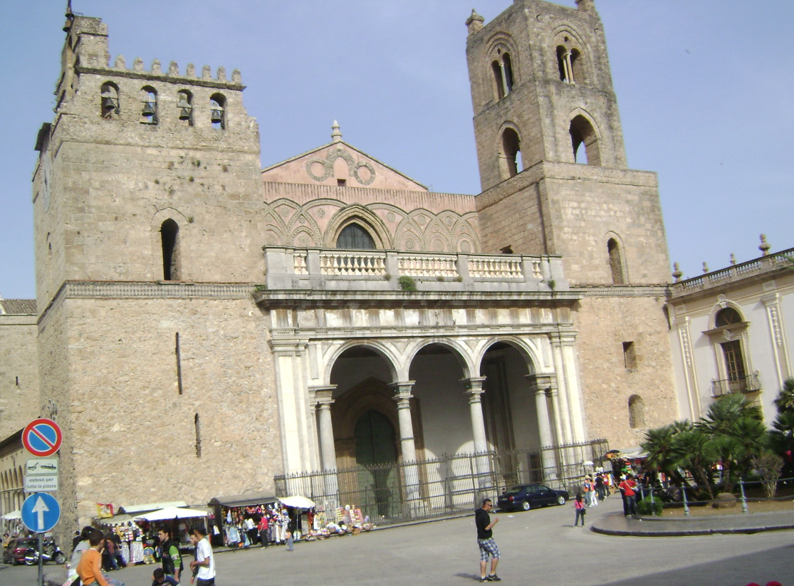 Vues extérieures de la façade et du côté nord de la cathédrale (romane) de Monreale (province de Palerme) 