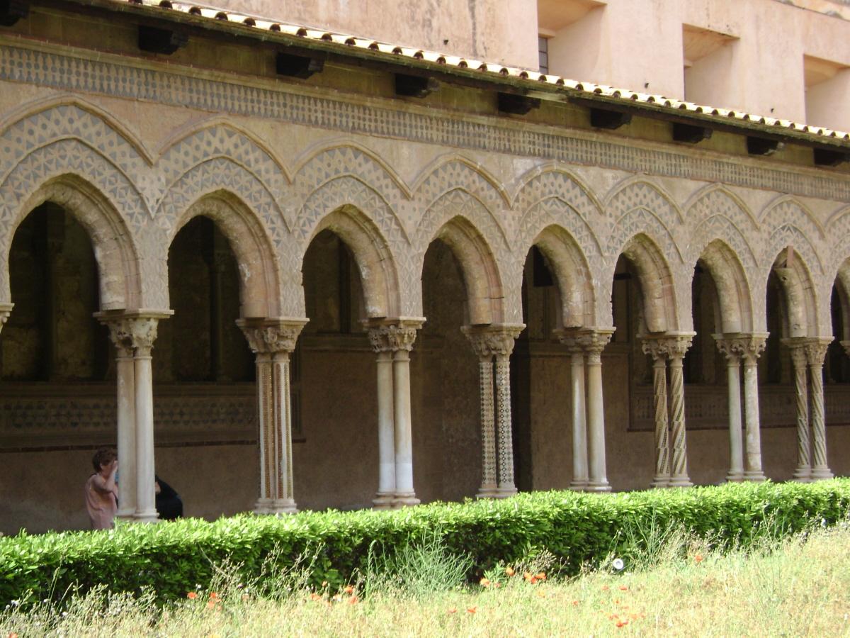 Le cloître bénédictin de style arabo-normand de la cathédrale (duomo) de Monreale 