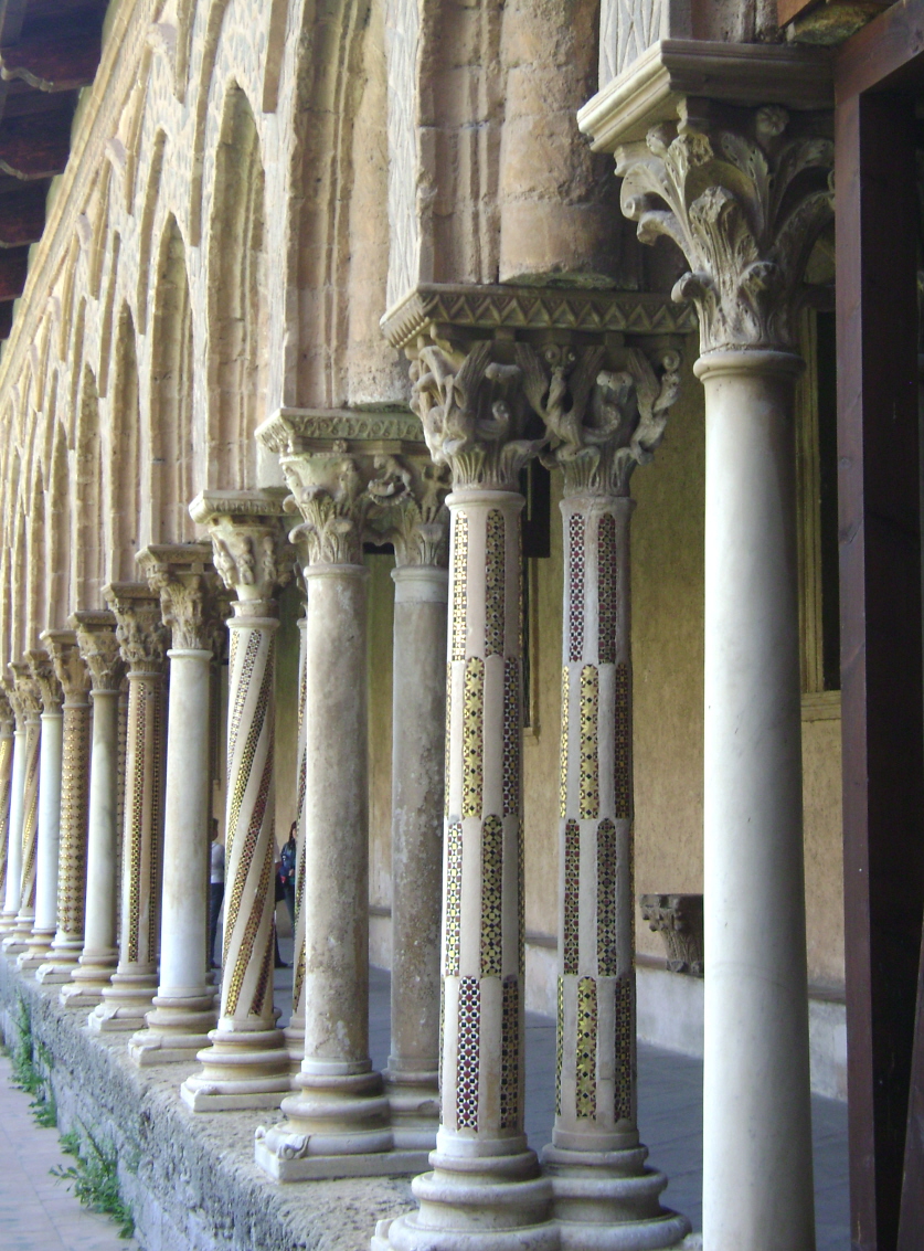 Le cloître bénédictin de style arabo-normand de la cathédrale (duomo) de Monreale 