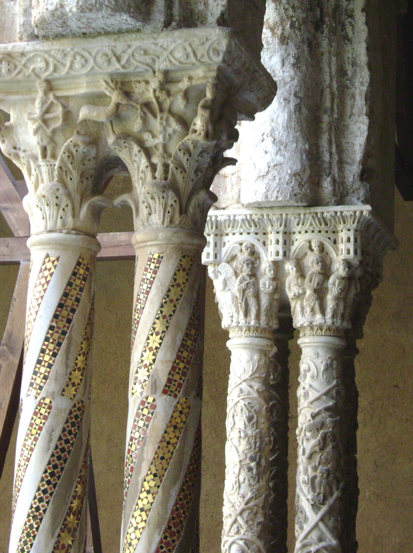 Détails des chapiteaux des colonnes géminées du cloître bénédictin de Monreale 