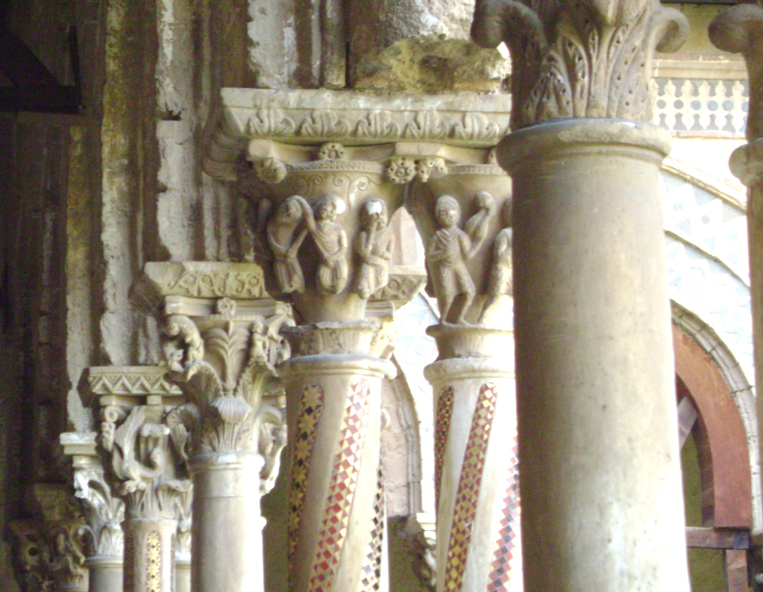 Détails des chapiteaux des colonnes géminées du cloître bénédictin de Monreale 