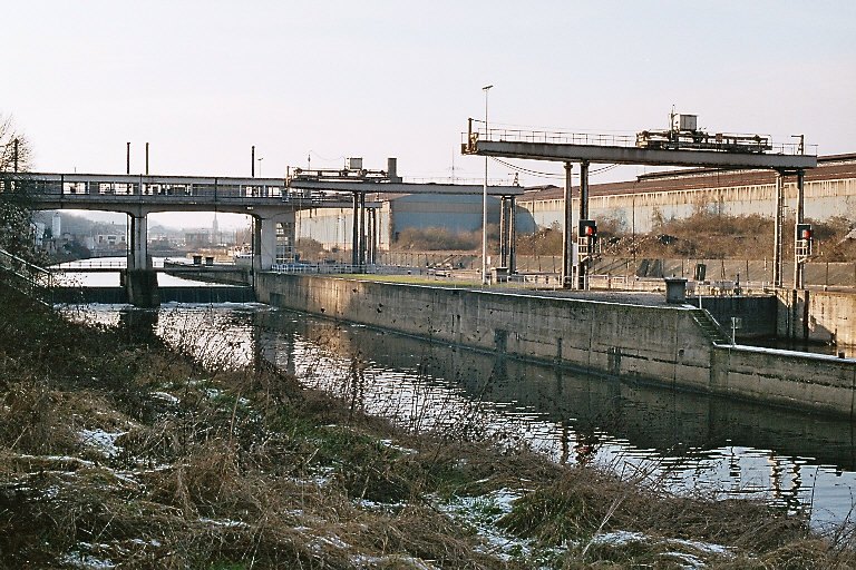 Le barrage-écluse de Montignies-sur-Sambre (commune de Charleroi), et sa galerie de service, sur la Sambre 