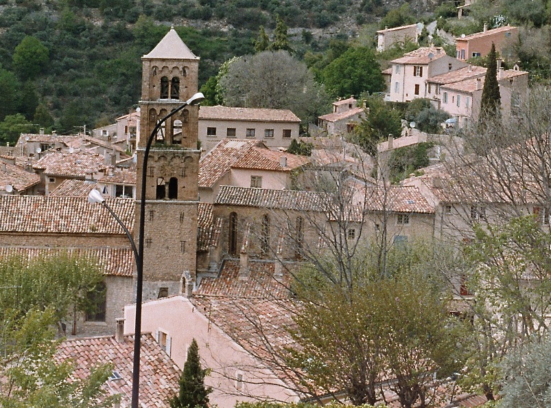 Le clocher roman de l'église de Moustiers-sainte-Marie (Alpes de Hte Provence) 