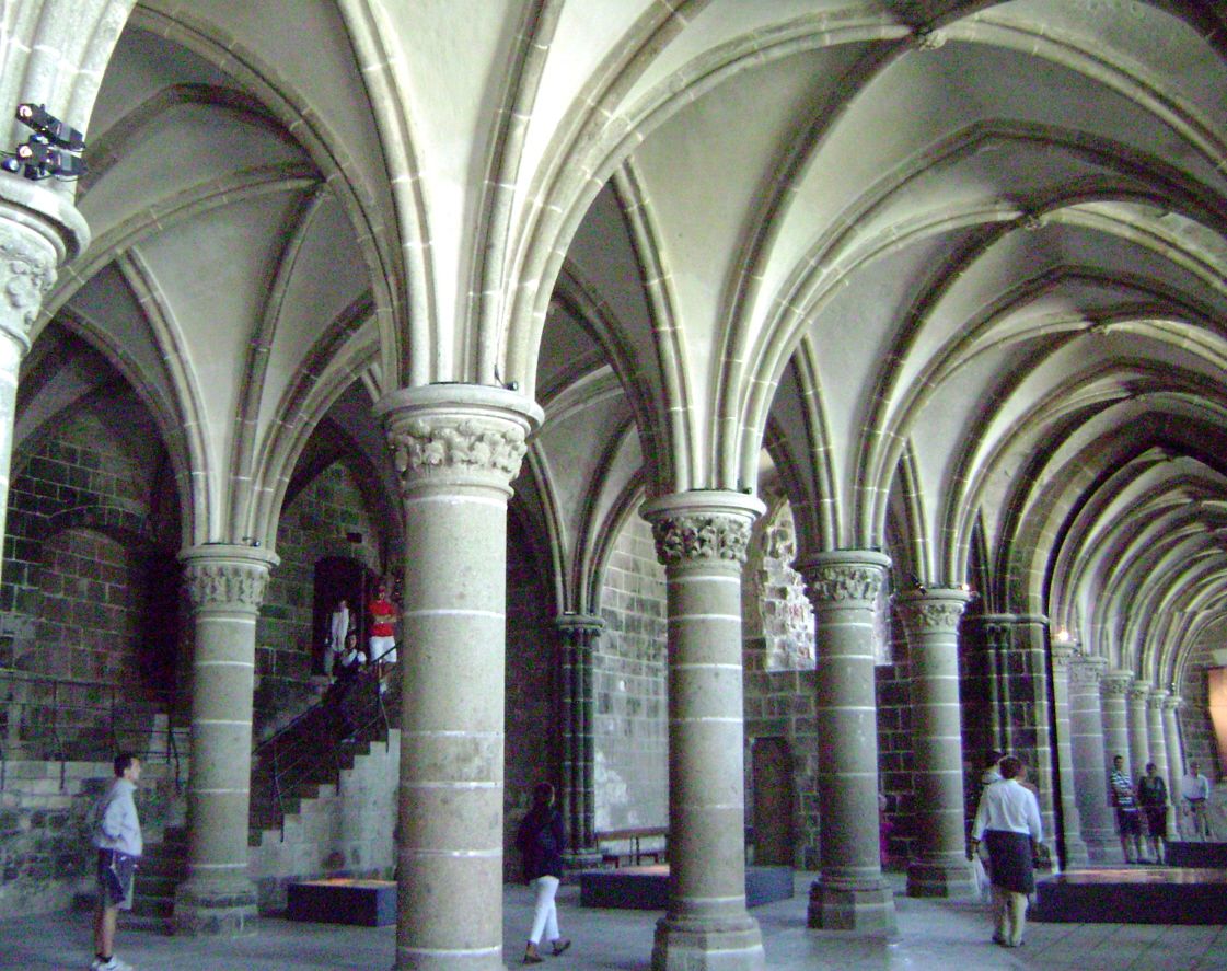 La salle des chevaliers et ses voûtes gothiques dans l'abbaye du Mont-saint-Michel 