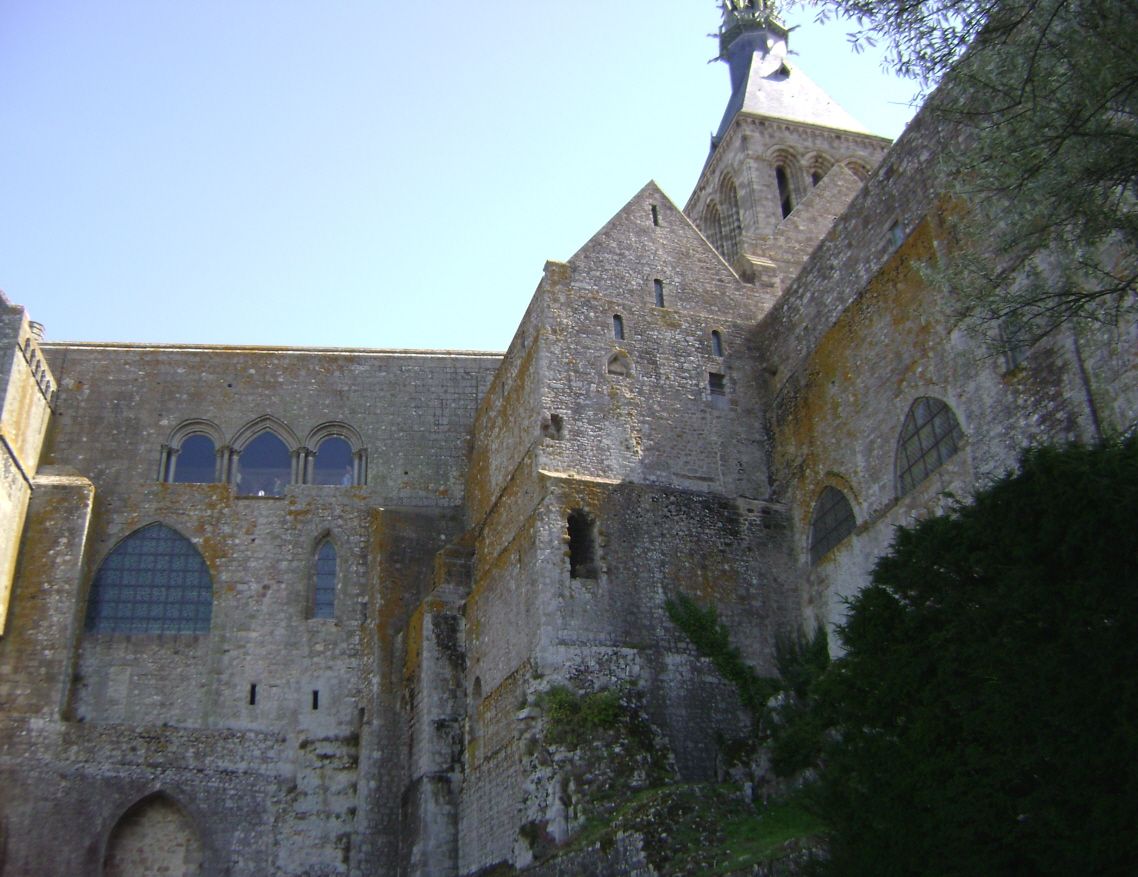 Les murs extérieurs et les contreforts de l'abbaye du Mont-saint-Michel 