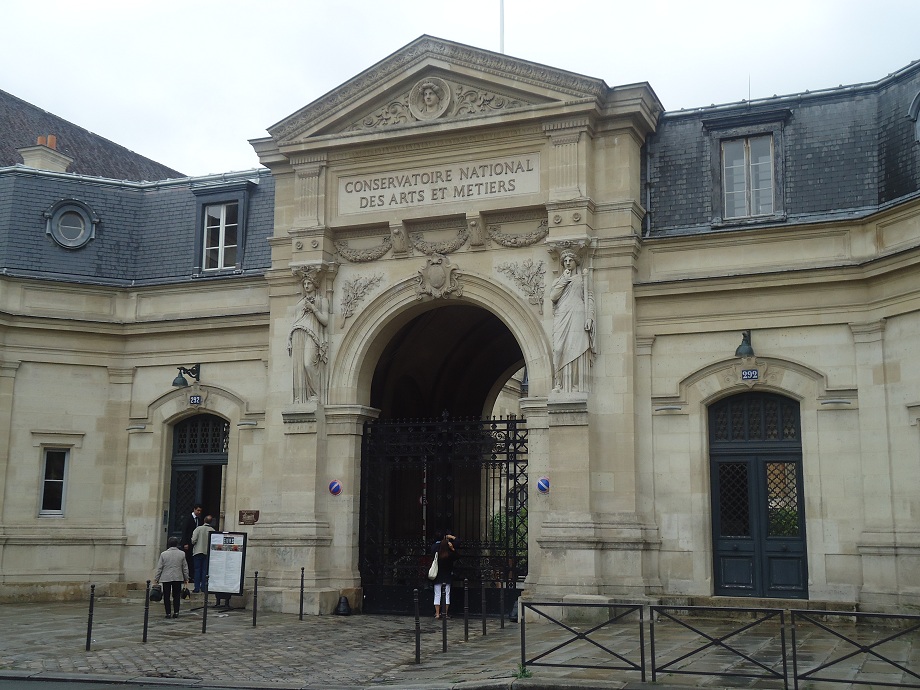 L'entrée du Conservatoire des Arts et Métiers, rue Saint-Martin (Paris 3e) 