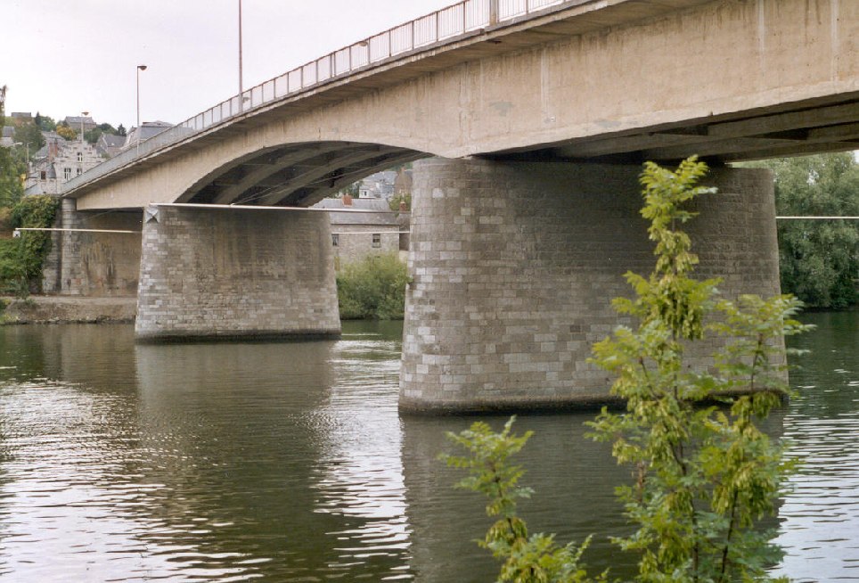 Le pont routier de Namêche (commune d'Andenne) sur la Meuse 