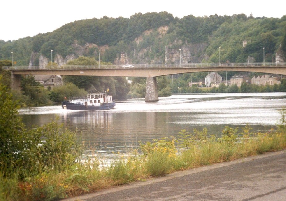 Le pont routier de Namêche (commune d'Andenne) sur la Meuse: trois travées et deux piles Le pont routier de Namêche (commune d'Andenne) sur la Meuse: trois travées et deux piles