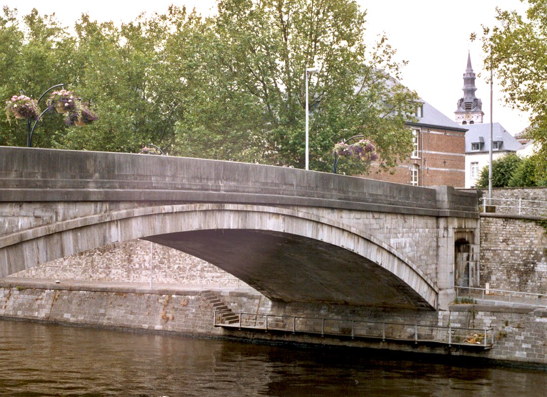 Le pont de l'Evêché, sur la Sambre, à Namur, ne compte qu'une arche en pierres 