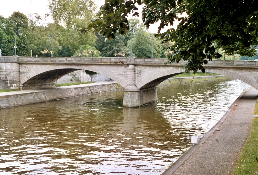 Le pont de la Libération à Namur, sur la Sambre, mène la N90 à Salzinnes et Floreffe Le pont de la Libération à Namur, sur la Sambre, mène la N90 à Salzinnes et Floreffe