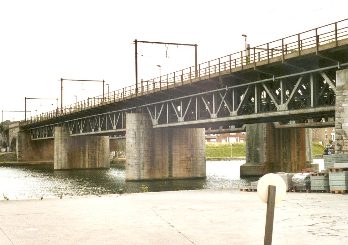Le double pont du chemin de fer, dit de Luxembourg, à Namur, sur la Meuse 
