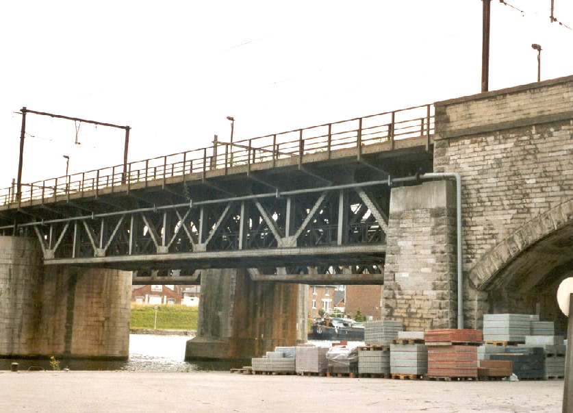 Le pont de Luxembourg, sur la Meuse, à Namur. Travées métalliques et piles de pierres 