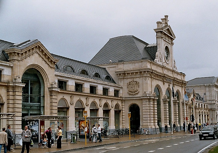 La façade de la gare (rénovée en 2000-2003) de Namur 