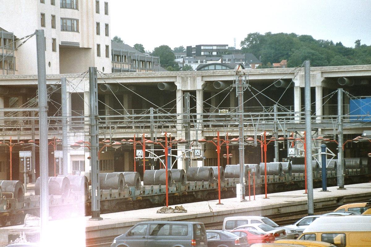 La structure à deux étages, au-dessus des voies, de la gare de Namur 