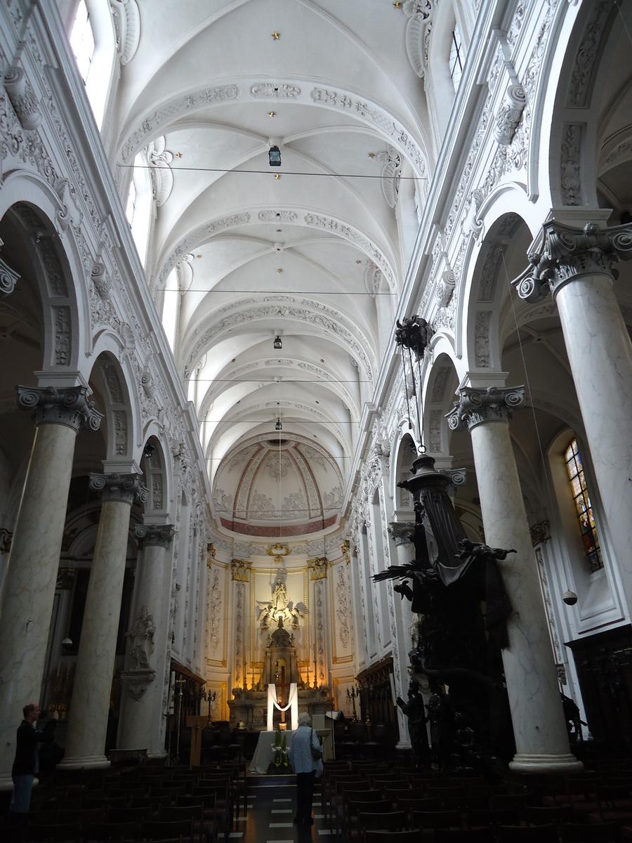 L'intérieur et les voûtes de l'église Notre-Dame-du-Finistère, à Bruxelles (18e siècle) 