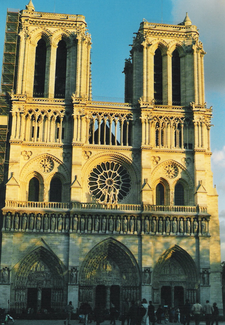 La façade et les tours de la cathédrale Notre-Dame de Paris 