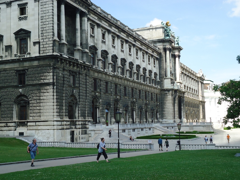 Le Neue Burg fait partie du complexe du palais impérial, la Hofburg, de Vienne: la façade du côté du Burggarten 