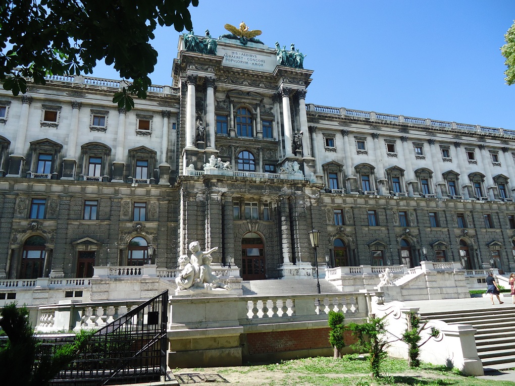 Le Neue Burg fait partie du complexe du palais impérial, la Hofburg, de Vienne: la façade du côté du Burggarten 