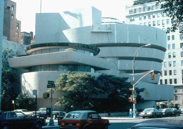 Le Solomon Guggenheim Museum de New York, entre la 5e avenue et Madison Street, oeuvre majeure de Frank Lloyd Wright dans les années 1920 