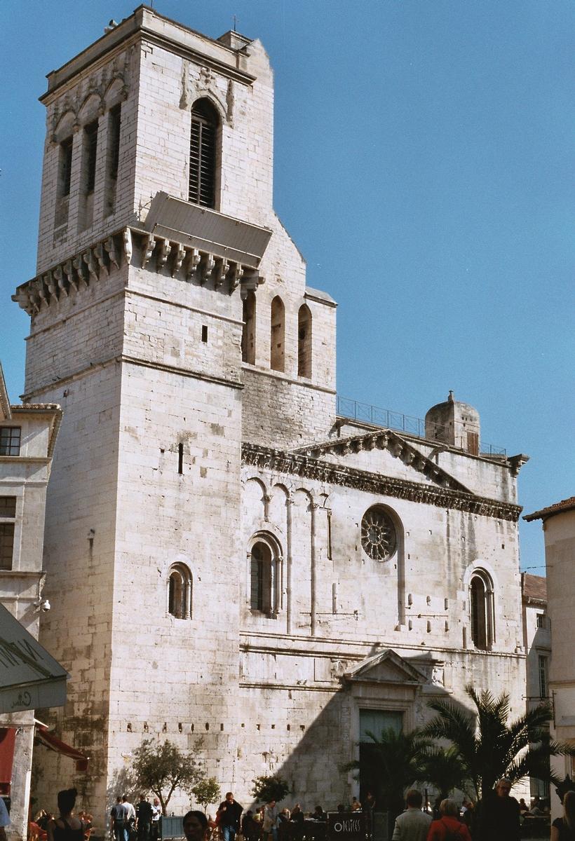La façade de la cathédrale de Nîmes (Gard) 