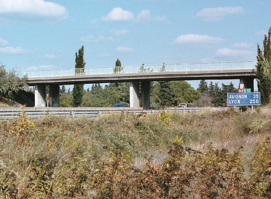 Le pont de la route de Saint-Gilles sur l'autoroute A9 (La Languedocienne) dans la Z.A.C. du Mas des Vignerons à Nîmes (Gard) 