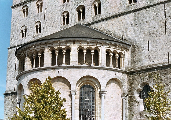 Détail de la façade de la collégiale Sainte Gertrude à Nivelles 