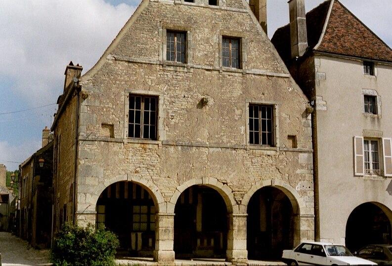 La halle au blé (15e siècle) de Noyers-sur-Serein (Yonne) 