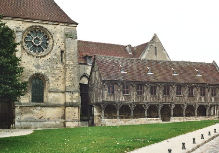 Fiche média no. 73200 La bibliothèque du chapitre de la cathédrale de Noyon, qui date de 1506, est un bâtiment en bois d'un seul étage, sur une rangée de piliers également en bois, et flanque le chevet de la cathédrale au nord