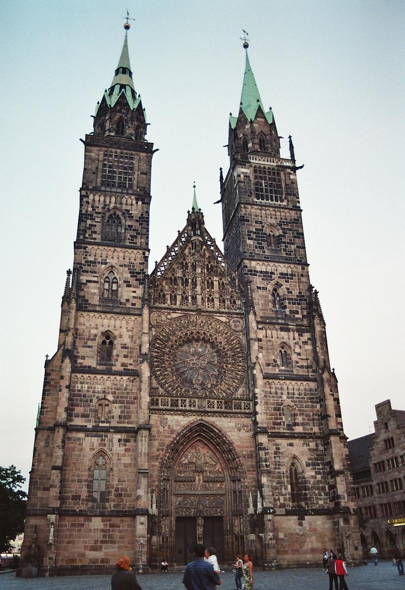 La façade de l'église saint Laurent (Lorenzkirche) à Nuremberg (Bavière) 