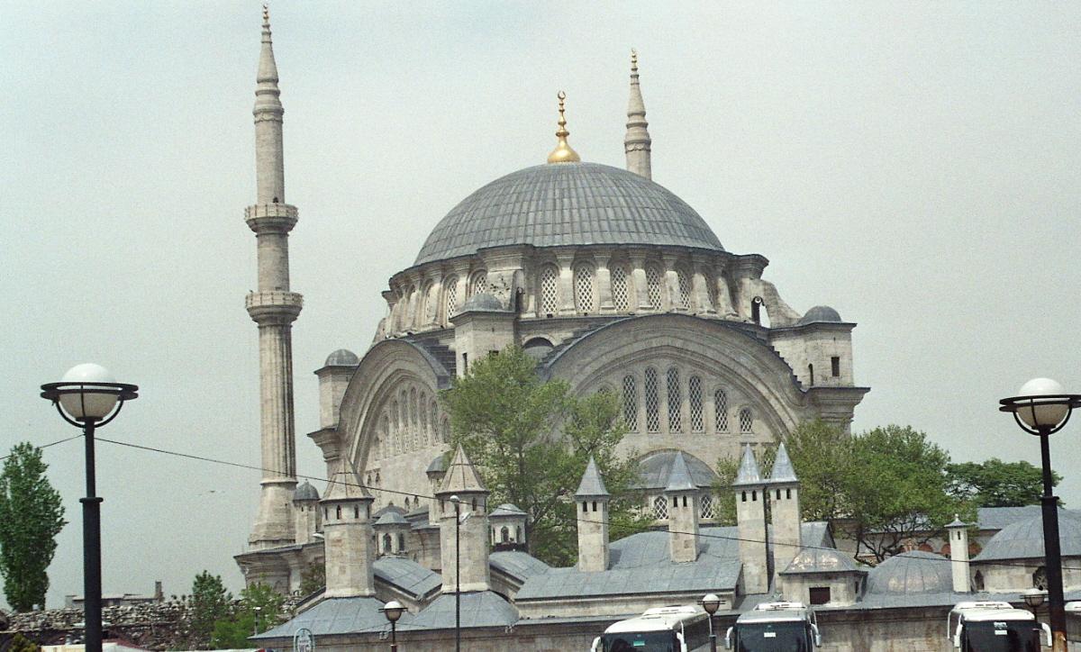 La mosquée de Nuruosmanyie, dans le vieil Istanbul, juste à côté du Grand Bazar 