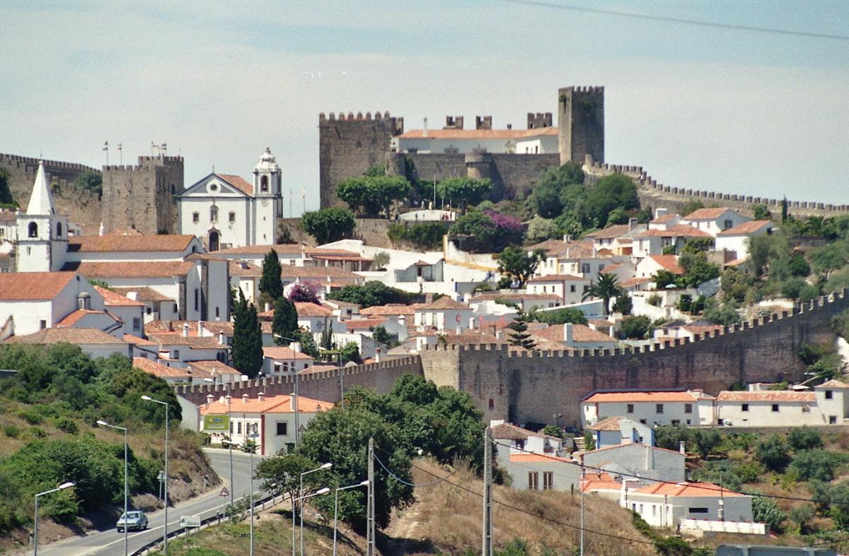 Les remparts et le château d'Obidos, petite ville médiévale dans la province de Leiria (Portugal) 