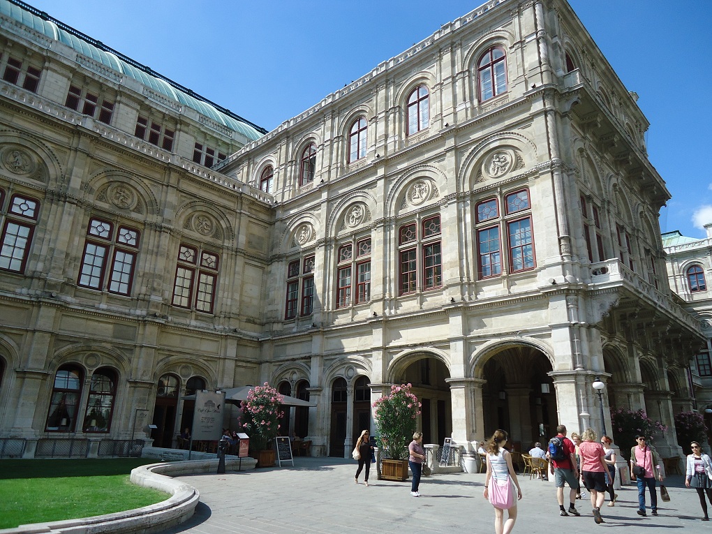 Le côté oriental de l'Opéra de Vienne, sur la Kärtnerstrasse 