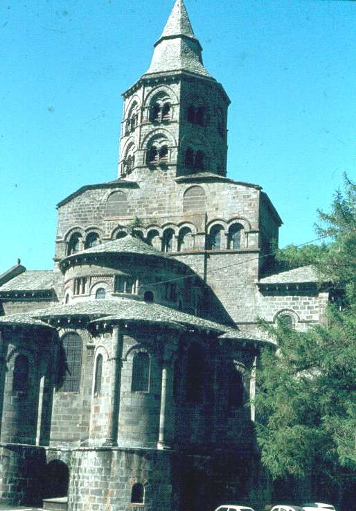 Le chevet de l'église (romane) d'Orcival (Puy-de-Dôme) 