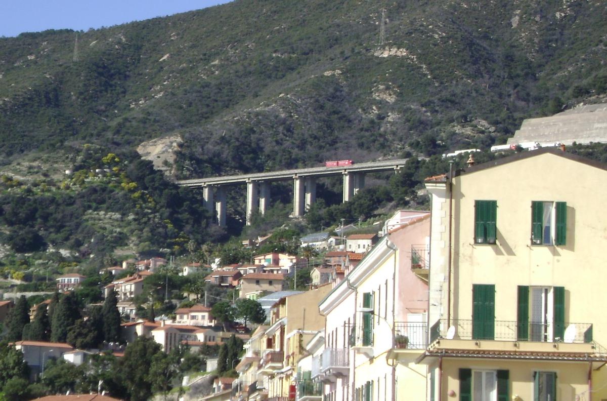 Le viaduc San Romulo entre San Remo et Ventimiglia (Ligurie) sur l'A10 