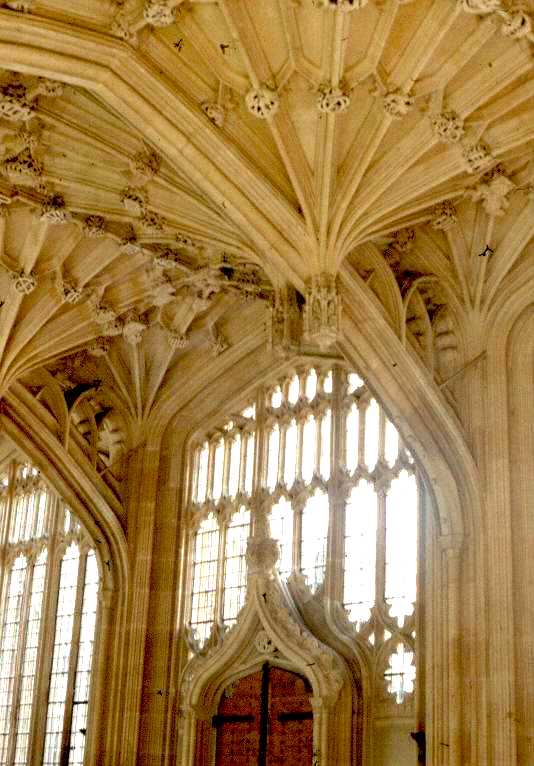 La voûte de Divinity School à Oxford (fin 15e siècle). Il fallu 60 ans pour achever la salle, consacrée à l'enseignement de la théologie 