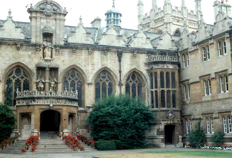 Fiche média no. 26491 La façade d'Oriel College, à Oxford, dont le nom original est «la maison de la Sainte-Vierge», fondé par Edouard II, dont la statue cotoie celle de Charles I au-dessus du portail d'entrée