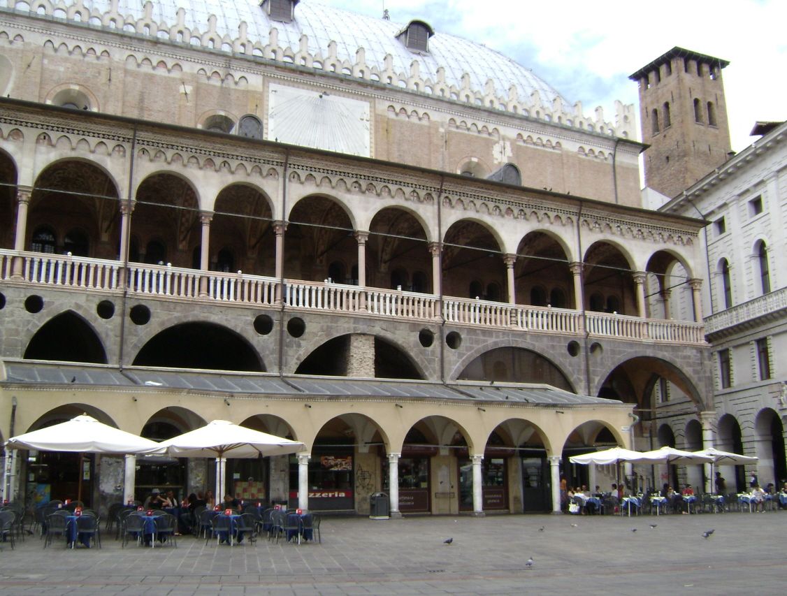 Fiche média no. 150403 Le palazzo della Ragione (palais de la Raison), à Padoue, est l'ancien siège du palais de Justice. Sa forme est un parallélogramme (27 m sur les petits côtés, 79,9 et 81,5 m sur les grands côtés, 35,4 m de hauteur). La voûte est due à Giovanni degli Eremitani. Le corps central date de 1218-1219