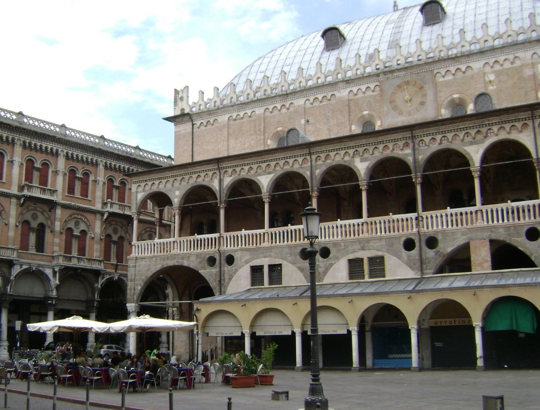 Fiche média no. 150404 Le palazzo della Ragione (palais de la Raison), à Padoue, est l'ancien siège du palais de Justice. Sa forme est un parallélogramme (27 m sur les petits côtés, 79,9 et 81,5 m sur les grands côtés, 35,4 m de hauteur). La voûte est due à Giovanni degli Eremitani. Le corps central date de 1218-1219