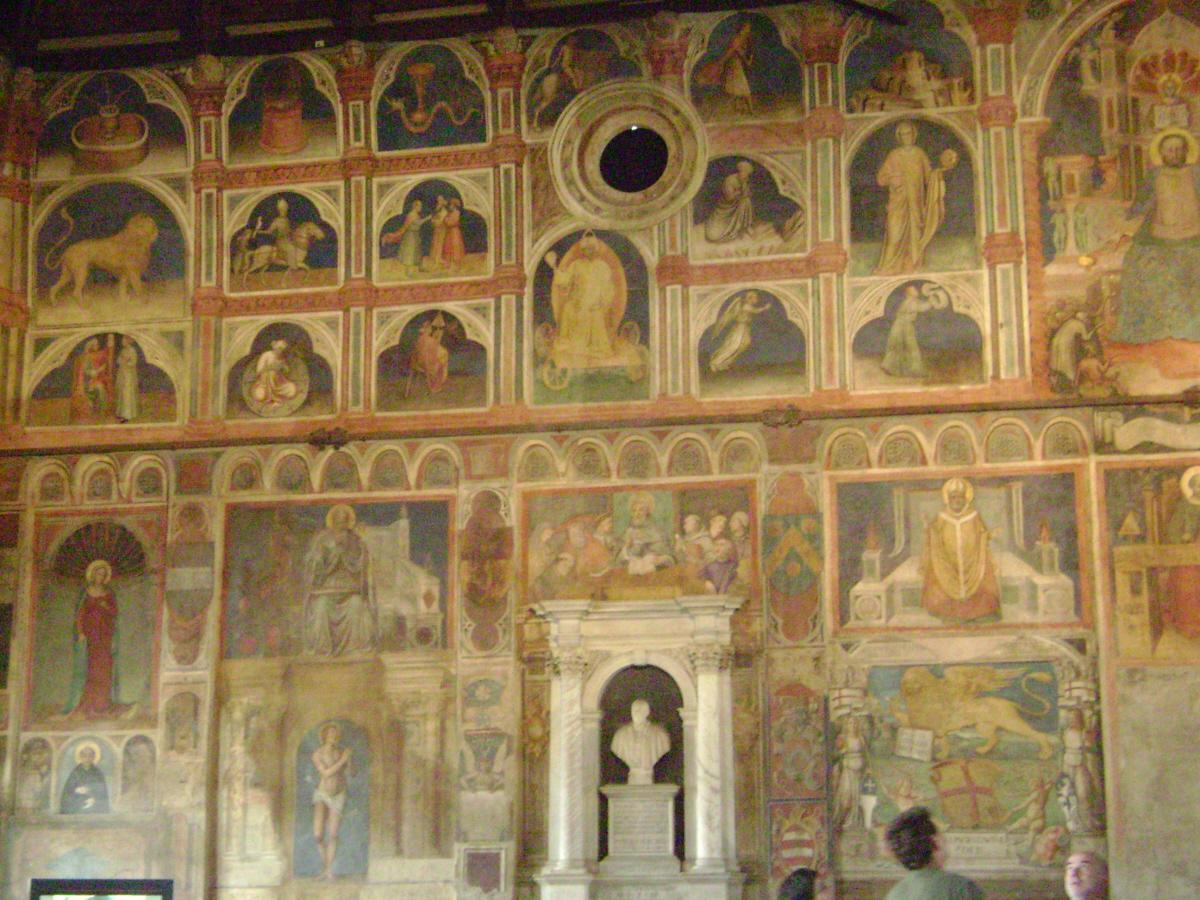 Fiche média no. 150408 Giovanni degli Eremitani inventa une couverture en carène de navire pour la voûte du Palazzo della Ragione à Padoue (1306-1309), mais après l'incendie de 1420, l'architecte Bartolomeo Rizzo refit la même voûte à carène, lambrissée à l'extérieur de plaques de plombs, et les fresques des murs furent refaites par Nicolo Miretto et Stefano da Ferrara dans le style de Giotto, auteur des fresques originelles