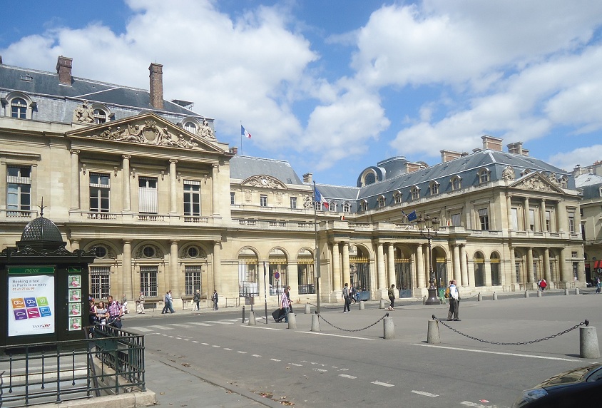 La façade principale du Palais-Royal, sur la rue Saint-Honoré (Paris 1er) 
