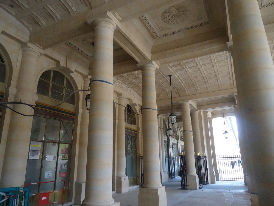 Les bâtiments du Palais-Royal entourant la cour principale du Palais-Royal : Galerie d'Orléans et Ministère de la Culture 