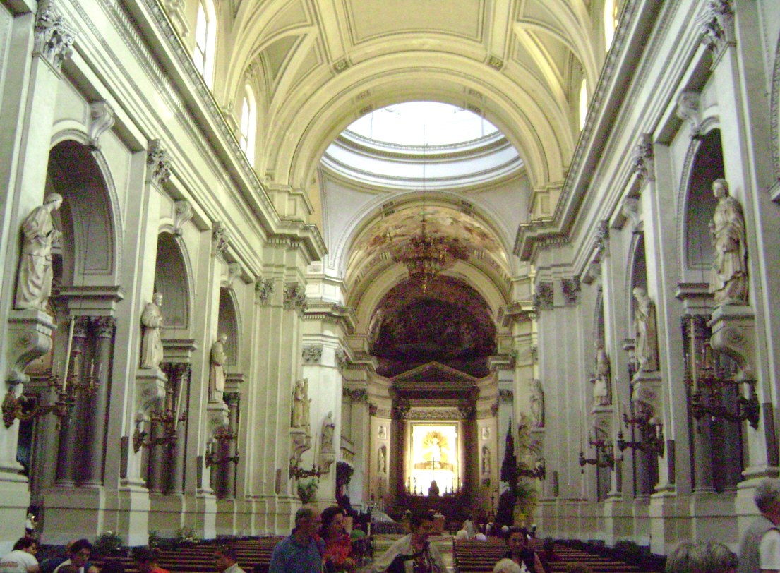 L'intérieur de la cathédrale (duomo) de Palerme, complètement réaménagé au début du 19e siècle 