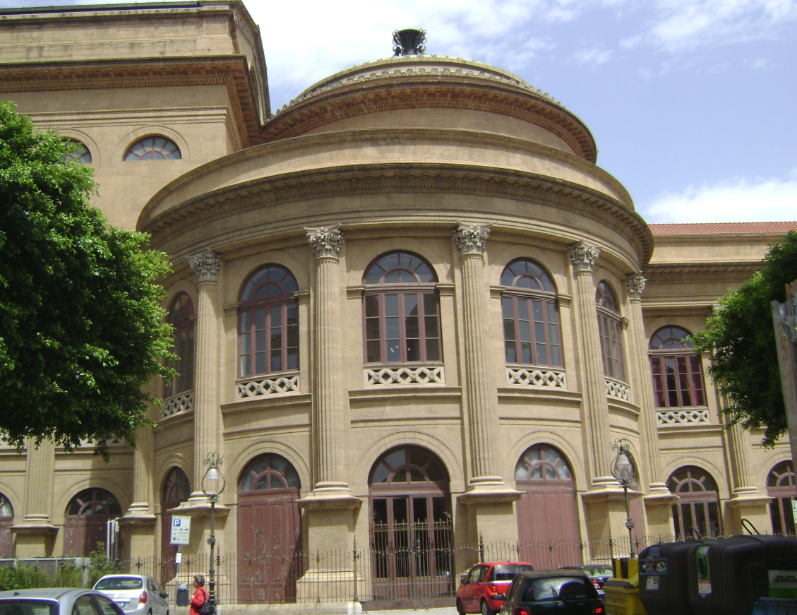Vues extérieures du Teatro Massimo, à Palerme (Sicile) 