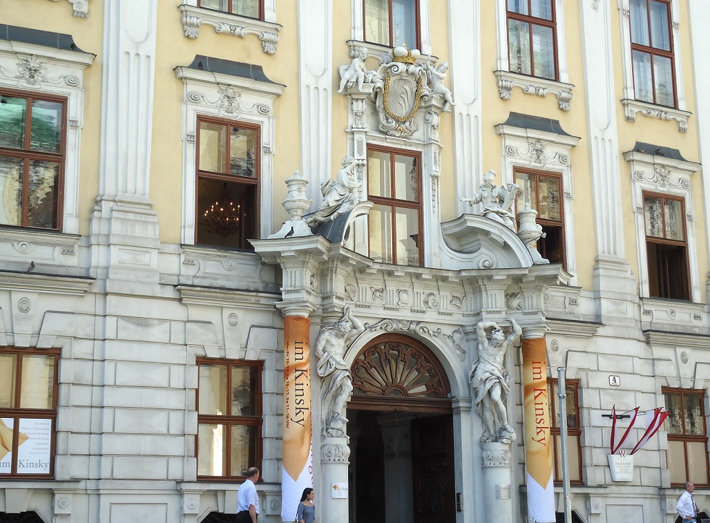 La façade du palais Kinsky, sur la place du Freyung, à Vienne 