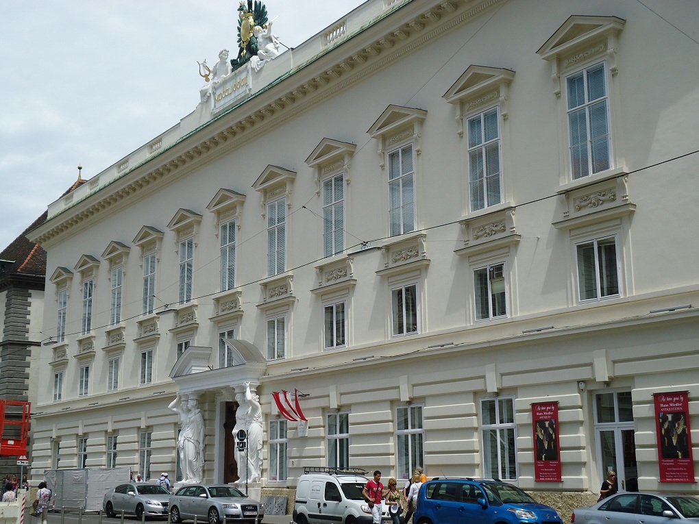 La façade du palais Pallavicini, construit en 1783-1784 par Ferdinand von Hohenberg, dans un mélange de style néo-classique et baroque 