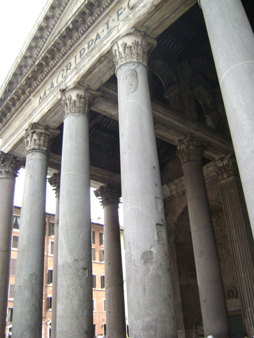 Le portique d'entrée du Panthéon, piazza della Rotonda, à Rome 
