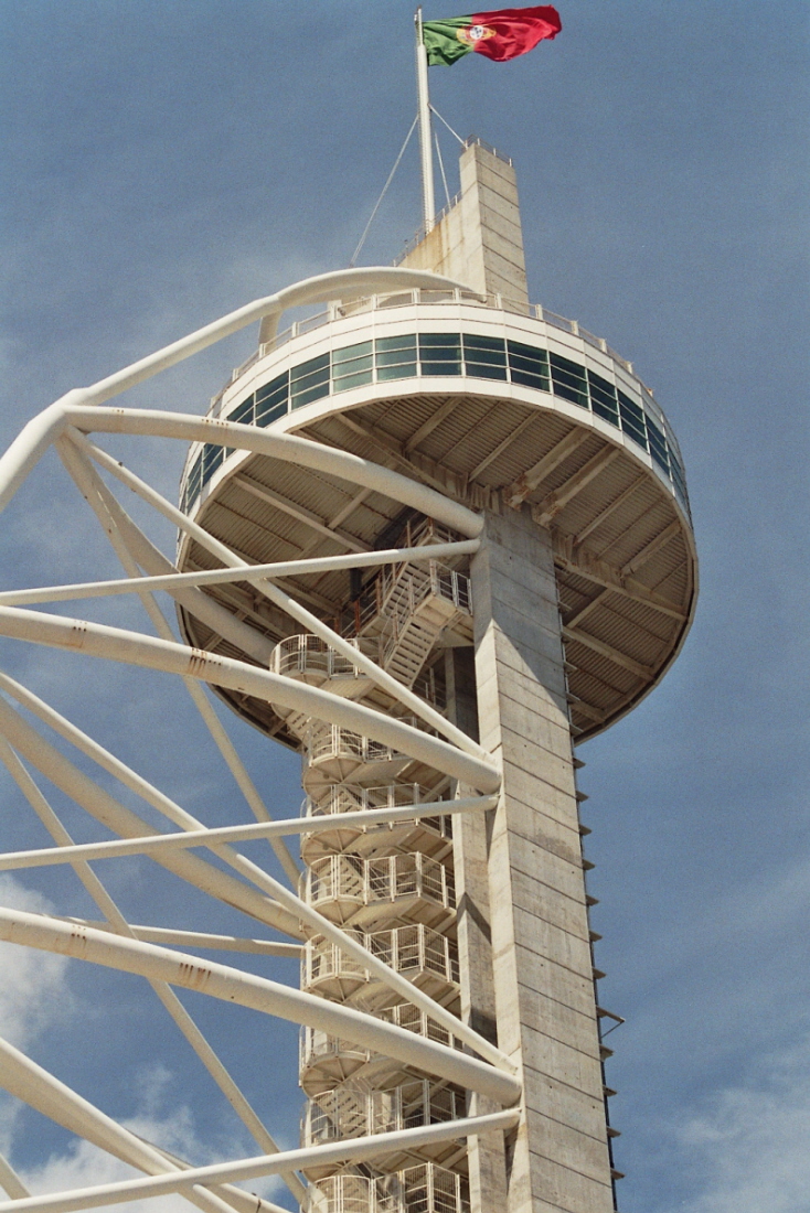 La tour Vasco de Gama, aunord du Parc des nations, surplombe le Tage. Ses étages inférieurs sont en pleine restauration 